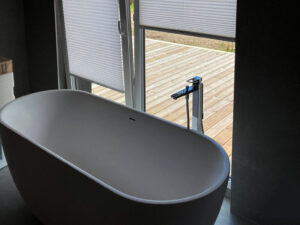 Niiskuskindlad voldikkardinad – vastupidav lahendus vannituppa või kööki - RULO - rulo.ee - rulood - aknakatted